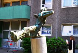 fuballspieler-statuen-auf-dem-gelnde-des-ehemaligen-hertha-stadions-gesundbrunnen_40643580360_o